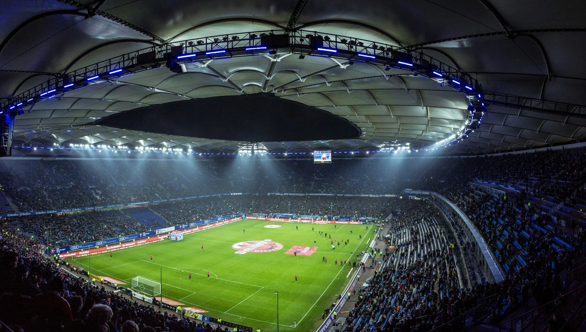 Estádio de futebol lotado durante um jogo